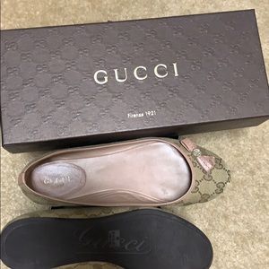 Gucci round toe flats! Size 37. Original box